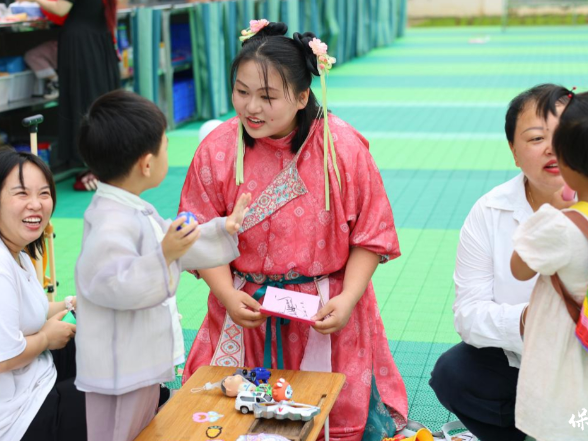 保靖县幼儿园：六一逛市场，萌娃自己当“掌柜”