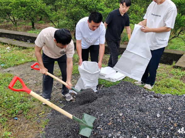 保靖县清水坪镇：堤坝加固除隐患 筑牢安全防护堤