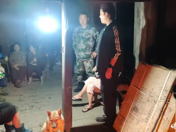 迁陵镇：雨夜预警护民安 干群同心战汛情
