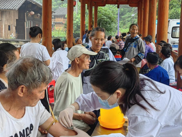 二级公路通苗寨 县里专家上门来——保靖县吕洞山镇卫生院联合县中医院开展健康体检活动
