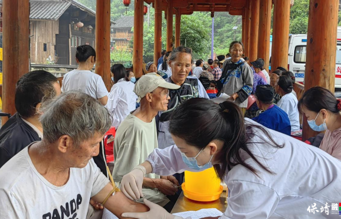 二级公路通苗寨 县里专家上门来——保靖县吕洞山镇卫生院联合县中医院开展健康体检活动