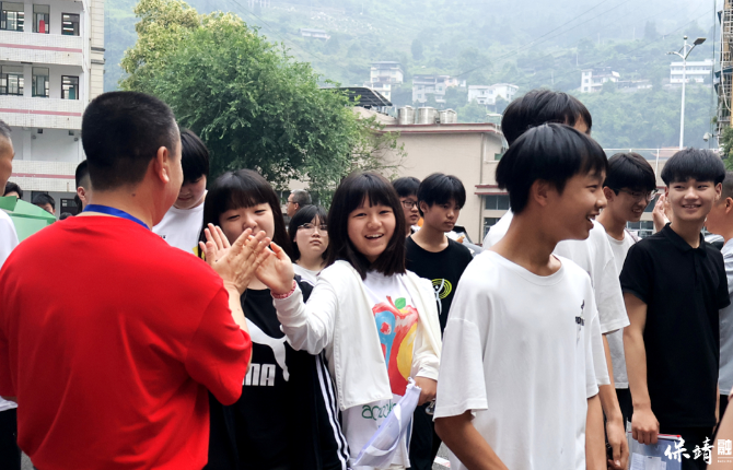 保靖县：温情护航中考逐梦