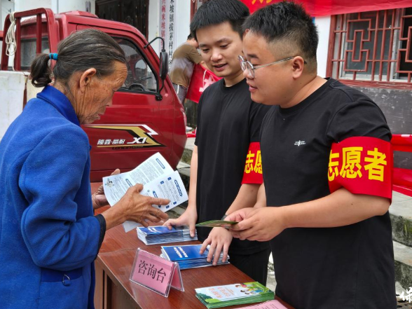 保靖县碗米坡镇：普法“赶大集” 服务“零距离” 让信访举报步入规范化、法治化轨道