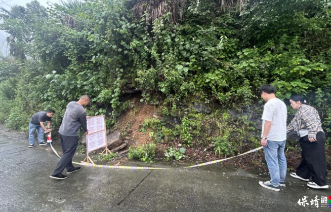 保靖县长潭河乡鱼塘村：快速响应除隐患 畅通道路保平安