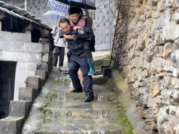 闻汛而动 紧急避险 吕洞山镇黄金村高效转移安置地灾区群众