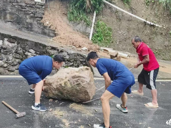 保靖县清水坪镇：风雨之中显担当 防汛一线暖民心
