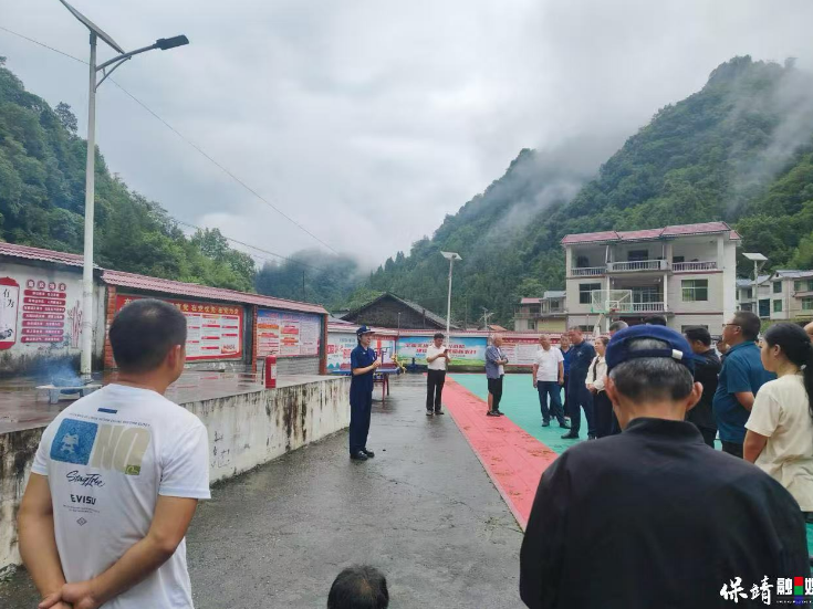 保靖消防宣传进村入户 为中坝村“两委”上好安全课  