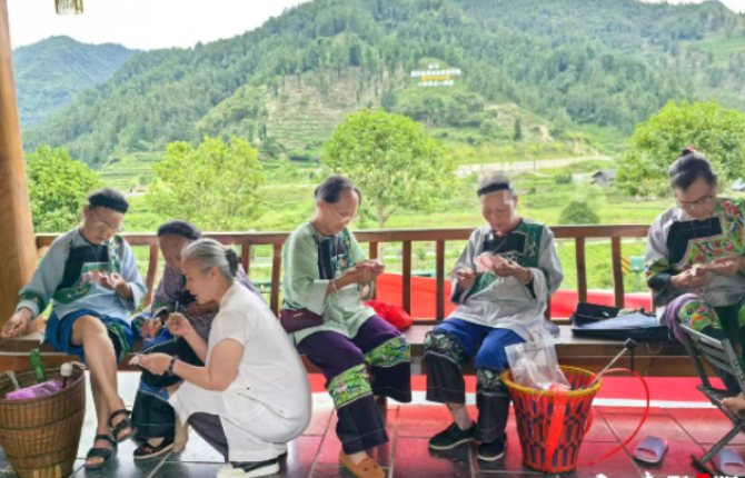 一针一线传非遗 技能赋能惠民生——保靖县苗绣初级技能培训班在吕洞山镇夯吉村开班