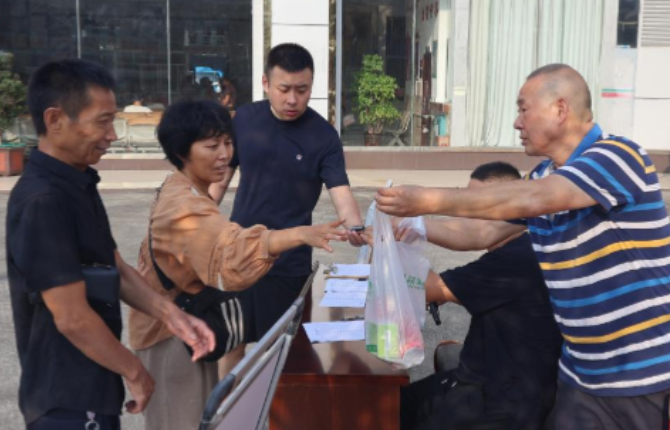 保靖县交通运输局慰问坚守高温一线的城乡客运驾驶员
