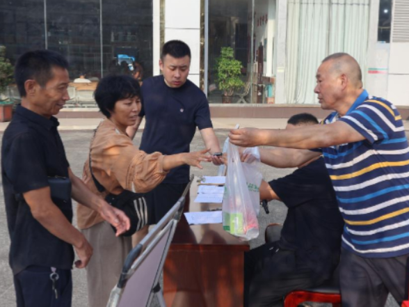 保靖县交通运输局慰问坚守高温一线的城乡客运驾驶员