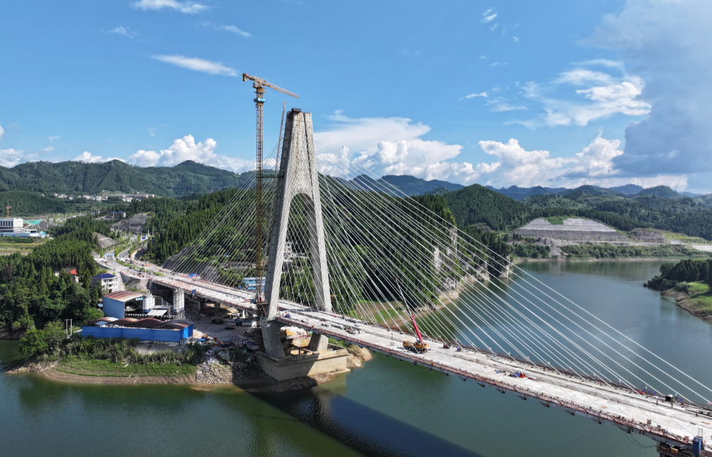 酉水三桥主梁顺利贯通合龙 城市新区建设按下加速键