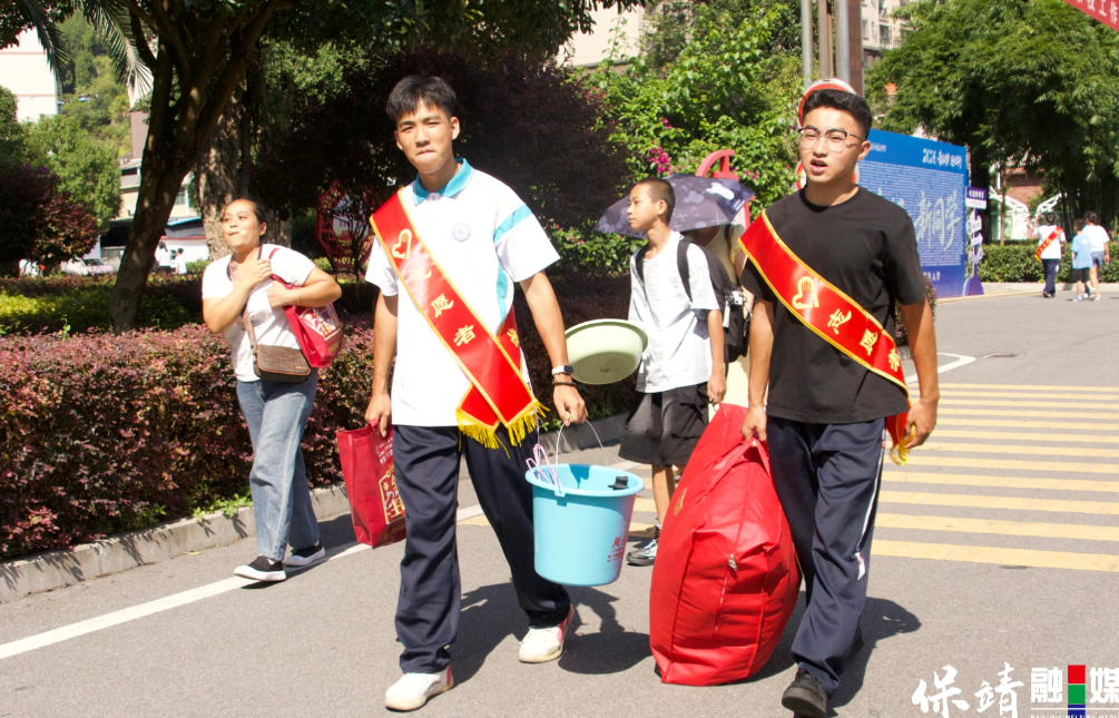 保靖民族中学暖心迎接2026级新生