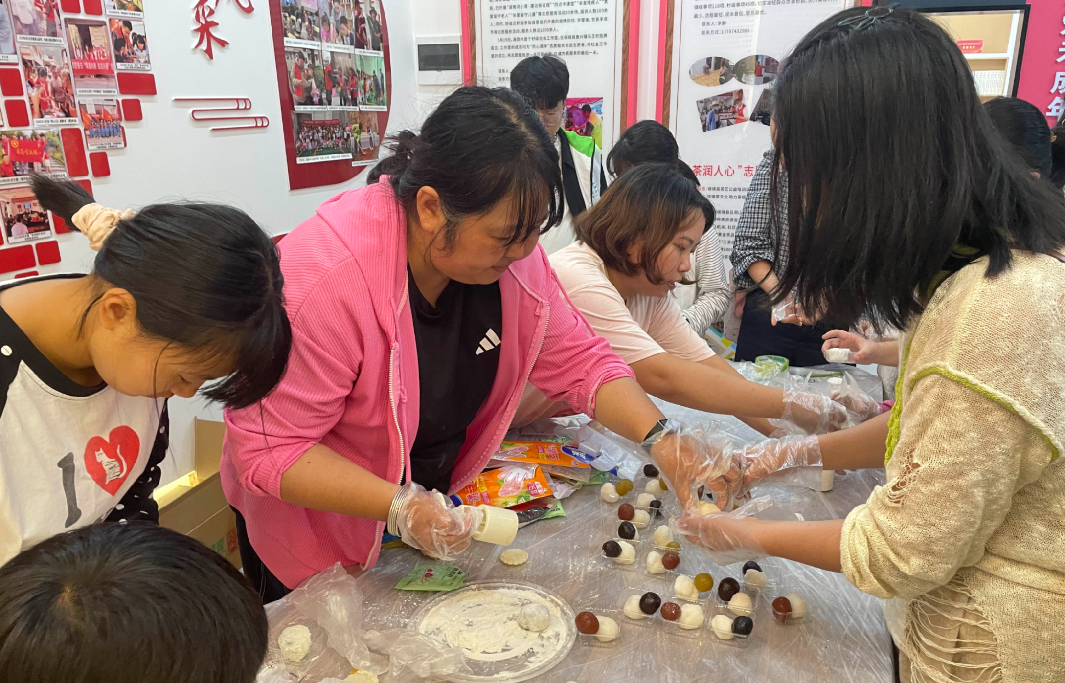 巧手迎中秋 民俗润人心 ——保靖新时代文明实践中心开展中秋主题民俗体验活动