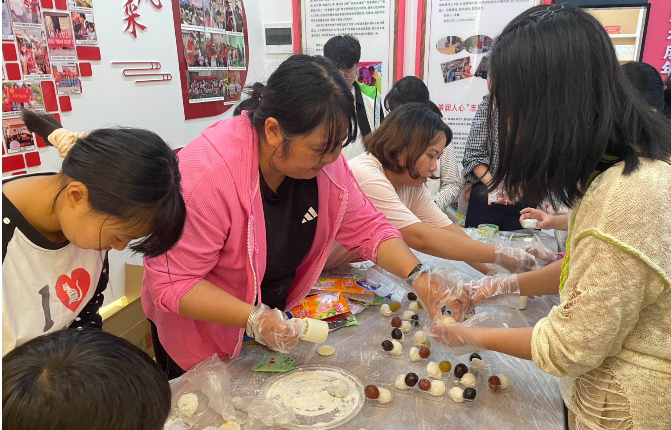 巧手迎中秋 民俗润人心 ——保靖新时代文明实践中心开展中秋主题民俗体验活动
