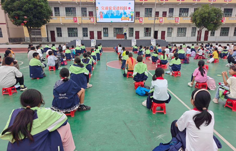 保靖县公安局交通管理大队、阳朝乡派出所走进阳朝小学开展交通安全知识讲座