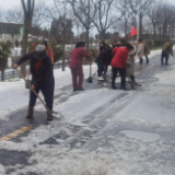 干群齐上阵 铲雪进行时