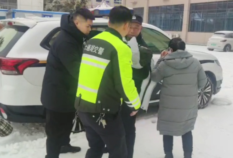 战雨雪斗严寒  我区交警大队全力护航保平安