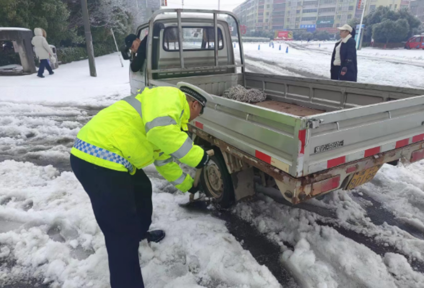 大通湖交警：奋战36小时 全力守护 大雪天返乡人员“回家路”