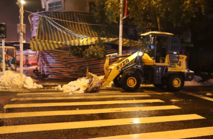 昼夜奋战 大通湖区全力清雪除冰保畅通