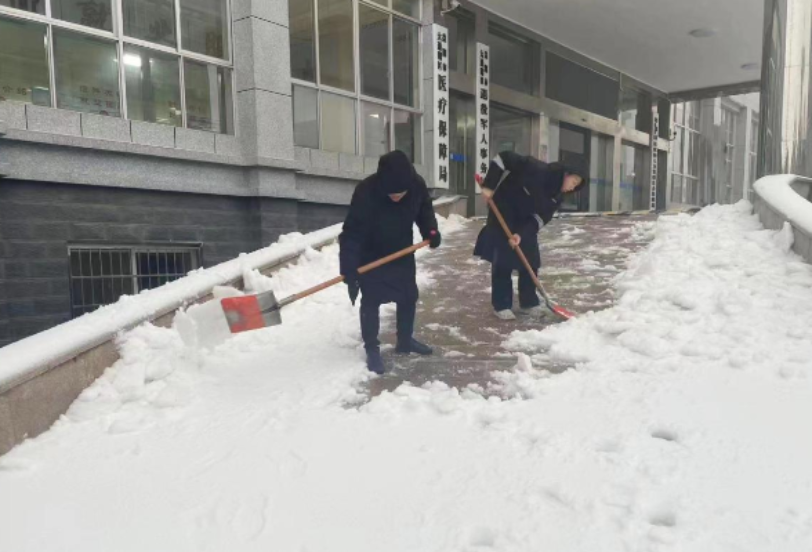 铲雪除冰 情暖寒冬
