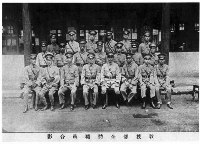 蒋先云（左一）与黄埔军校教员合影_结果.jpg