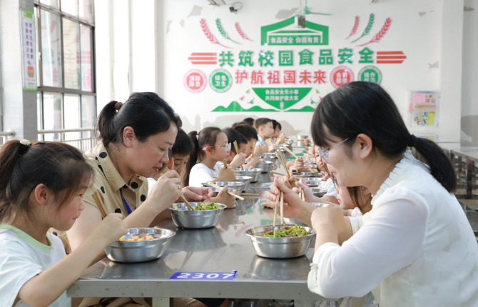 新田：家长来“掌勺”  守护学生健康饮食
