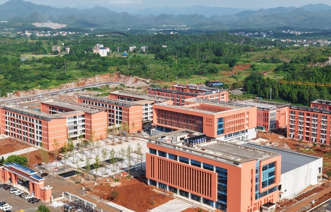 新田一中新校区建设收尾冲刺 确保秋季如期开学