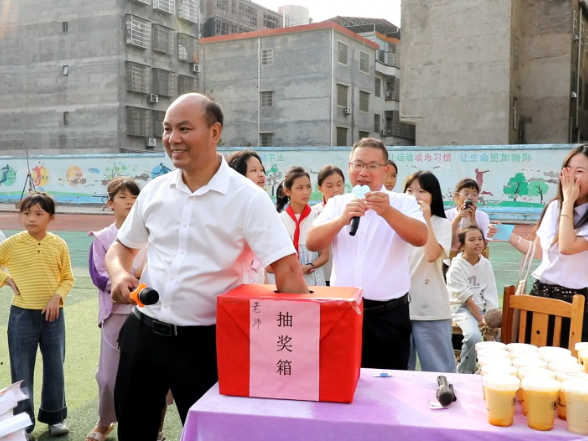 双碧小学：举办暖心活动 致敬辛勤园丁