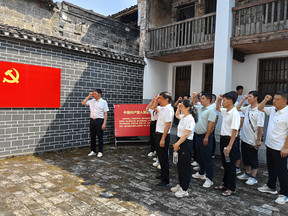 龙泉一小：开展主题党日活动 红色基地汲取奋进力量