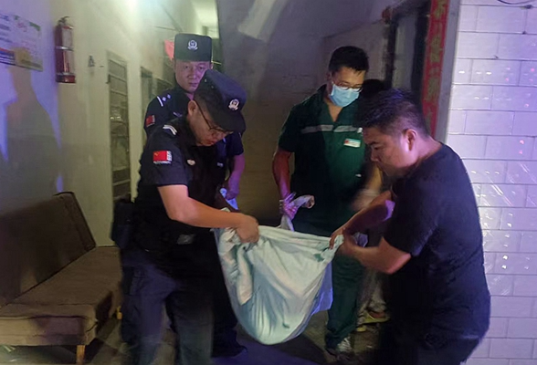 老人家中摔伤  巡特警紧急救援