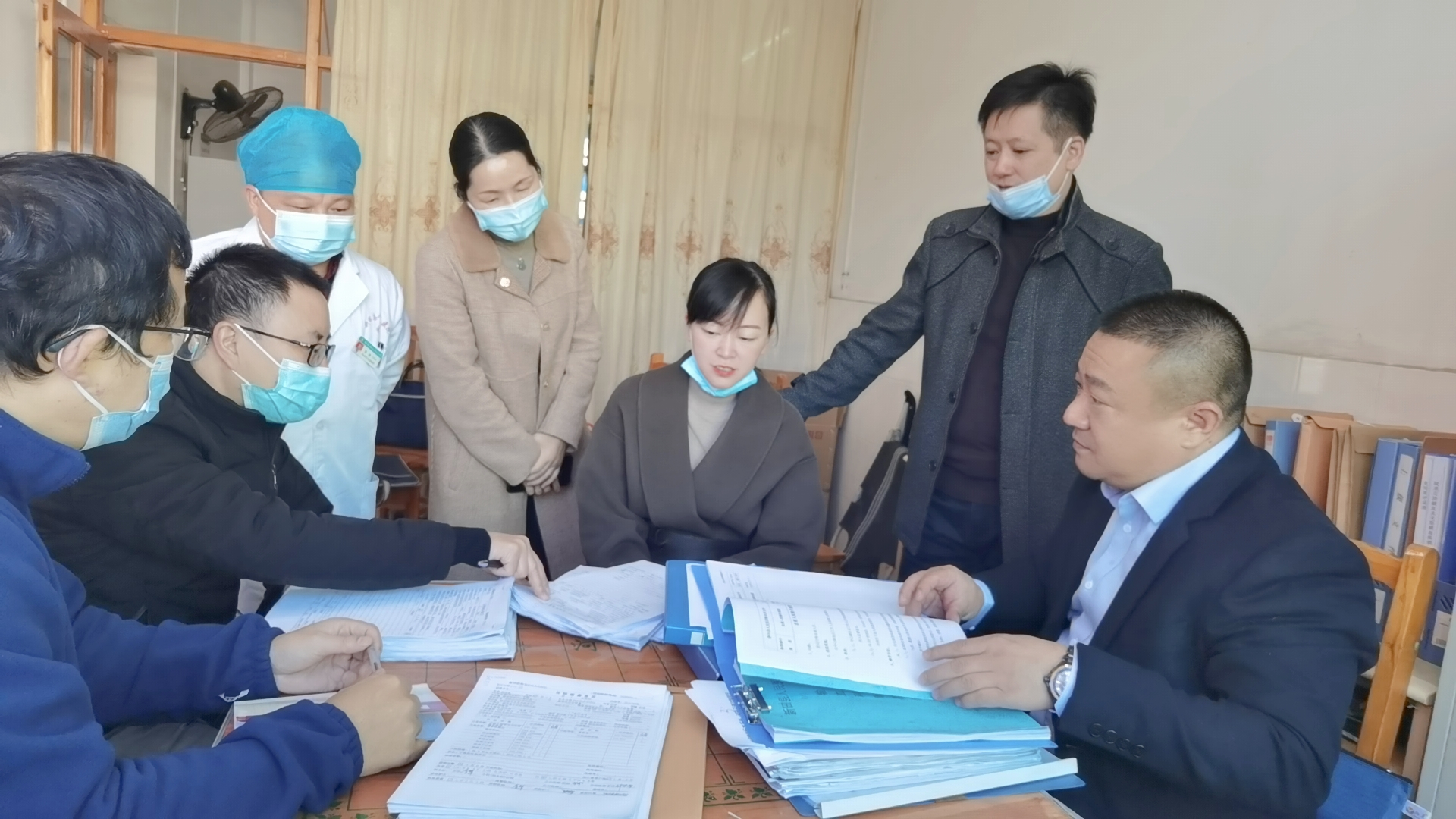 市输血安全核查专家组到新田县人民医院督导输血科工作1.jpg