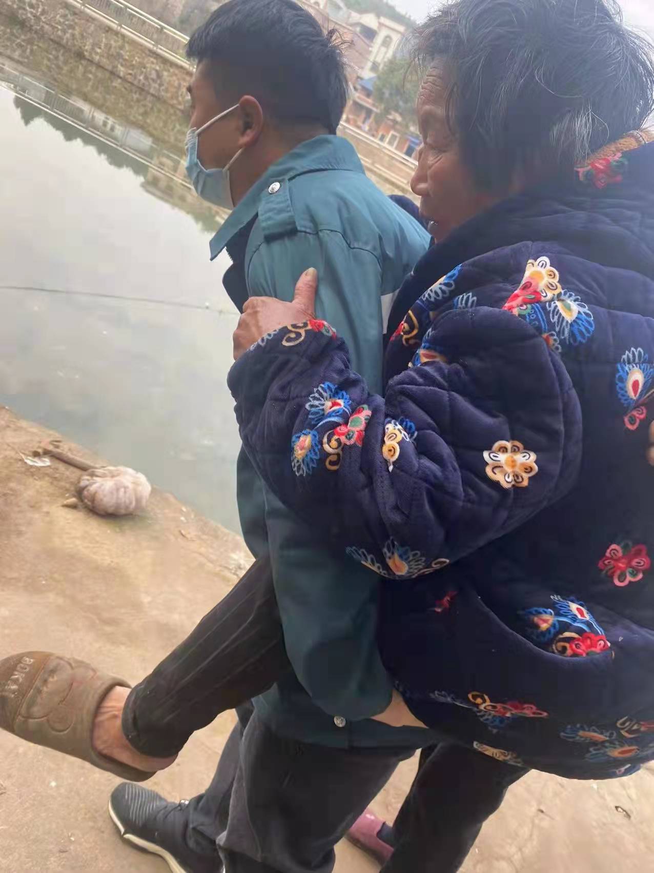 童医师，你背起病人的样子真帅.jpg