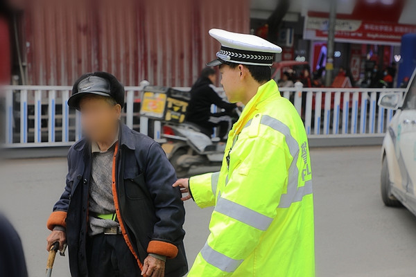 交警帮助迷路老人回家。.jpg