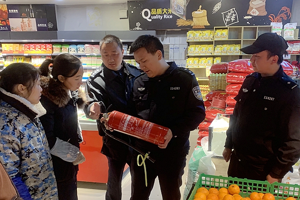 民警检查消防器材。.jpg