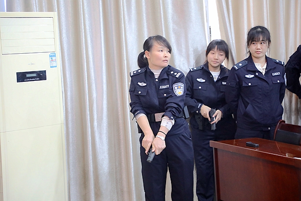 女警枪支训练。1.jpg
