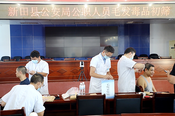 毛发采样现场。1.jpg