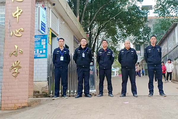 民辅警守护校园。2.jpg