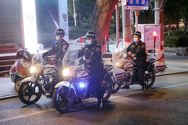 警用摩托车夜巡。_副本.jpg