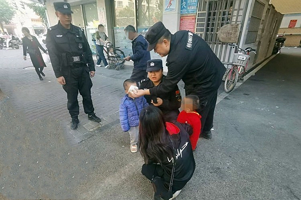 特巡警安抚走失幼儿。_副本.jpg