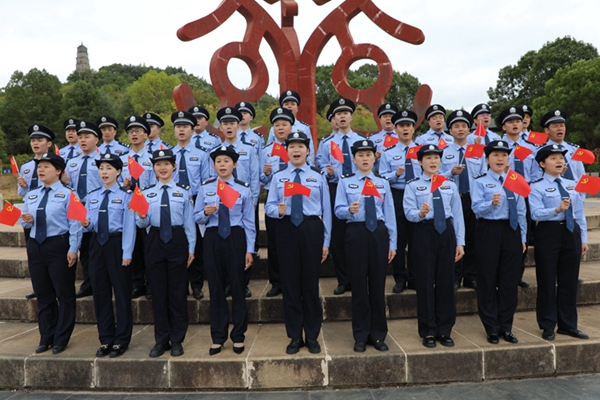 民警放声歌唱。_副本.jpg