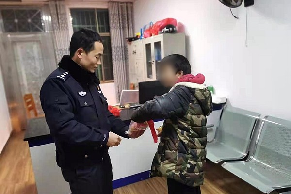 民警给男孩拿来食物。.jpg