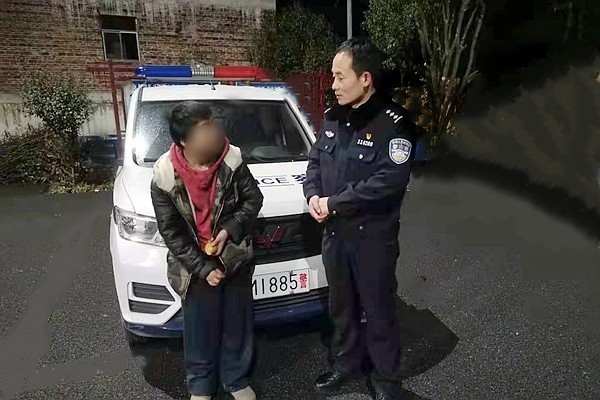 民警用警车送男孩回家.jpg