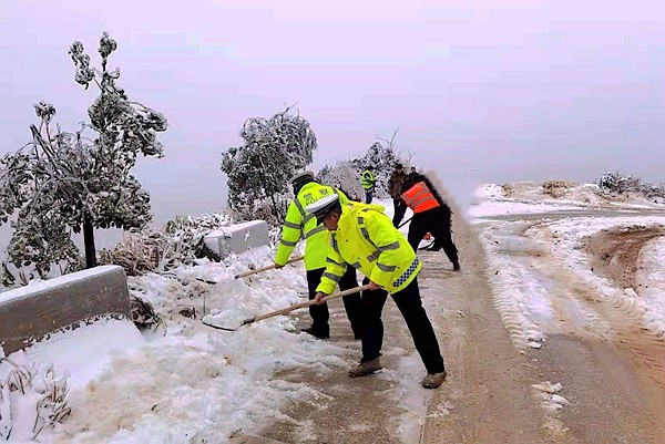民警正在地上鏟雪,。1jpg.jpg 民警正在地上鏟雪。1jpg.jpg