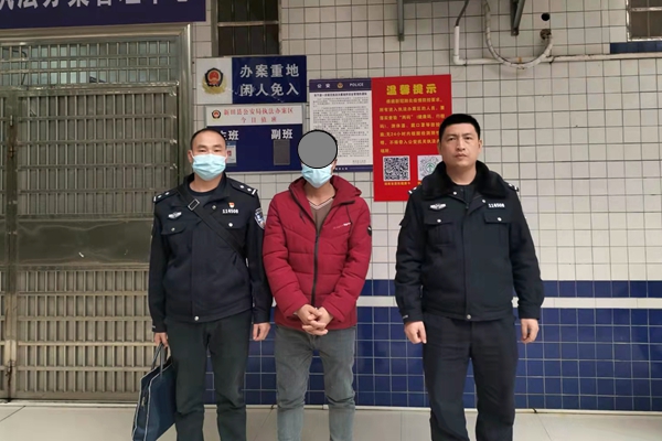 嫌疑人投案自首。.jpg