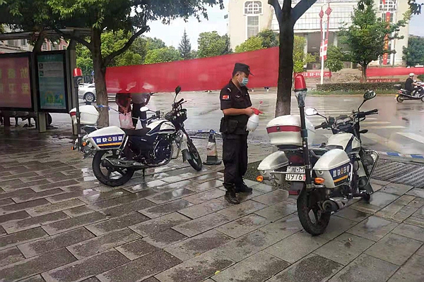 工作人员对“铁骑”消毒杀菌。.jpg