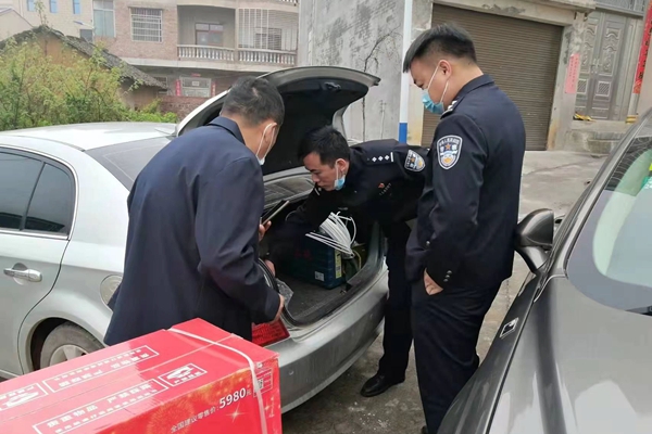 民警对外来人员车辆进行检查。.jpg