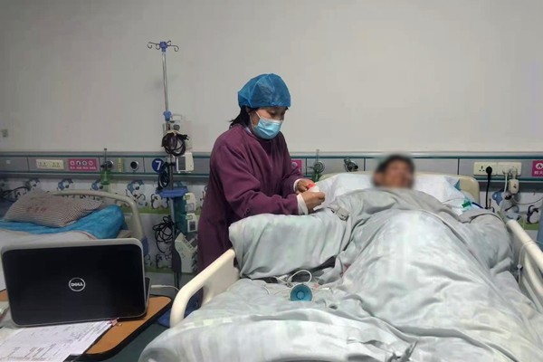 民警在重症室采指纹。.jpg