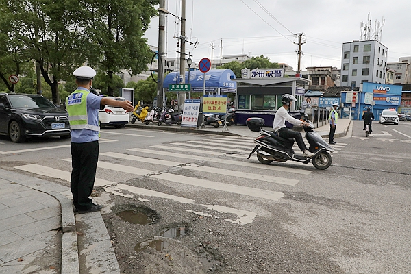交警指挥交通。.jpg