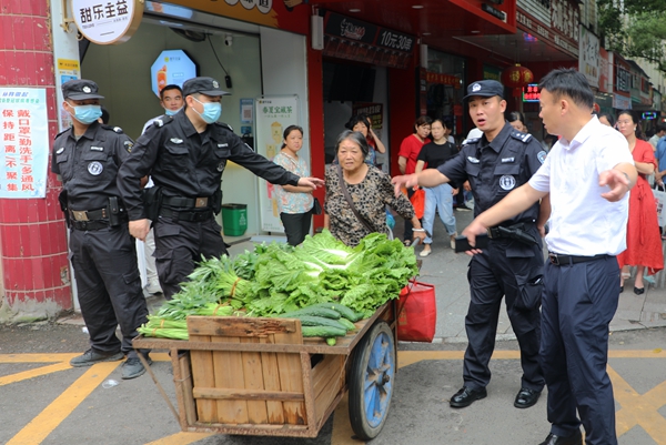 民警引導菜農(nóng)快速通過考點路段,。.jpg