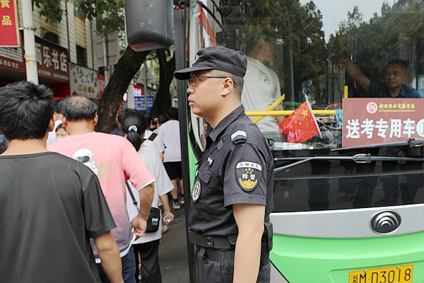 特巡警守護(hù)送考專車,。.jpg